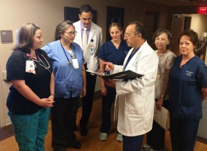 Dr. Kozinn making rounds with medical students and nurses at The Scottsdale Total Joint Center.